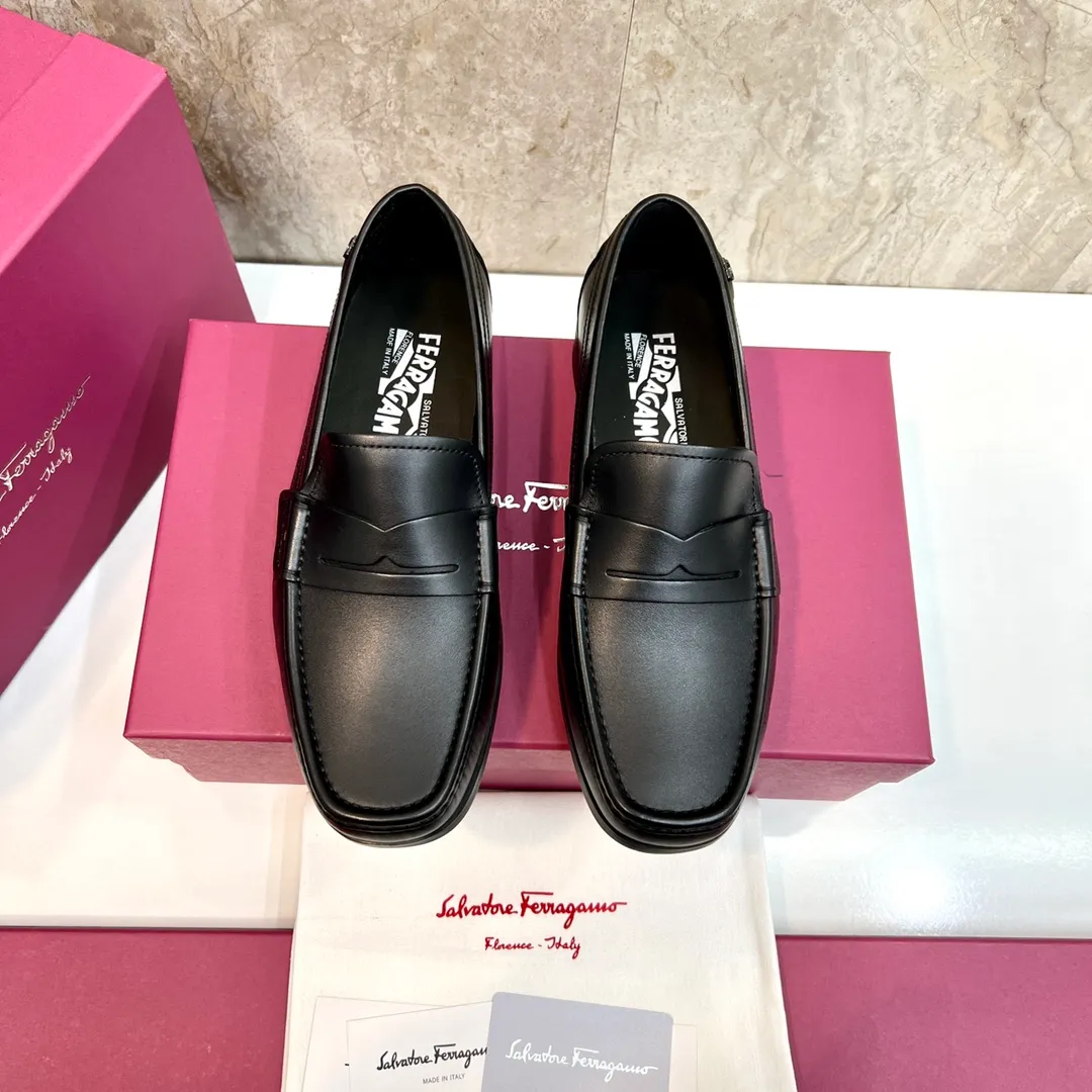 Original quality P780 Brand: Ferragamo Standard size: Men's size 39–44 (38.45 can be customized) Grade: Same style as the official website High-quality men's shoes Material: Customized first-layer calfskin with water-dyed cowhide lining Cowhide tiptoe Original non-slip and wear-resistant rubber outsole Style category: Men's formal business leather shoes are young and fashionable European and American trends British style Casual matching and comfortable feet Color: actual picture